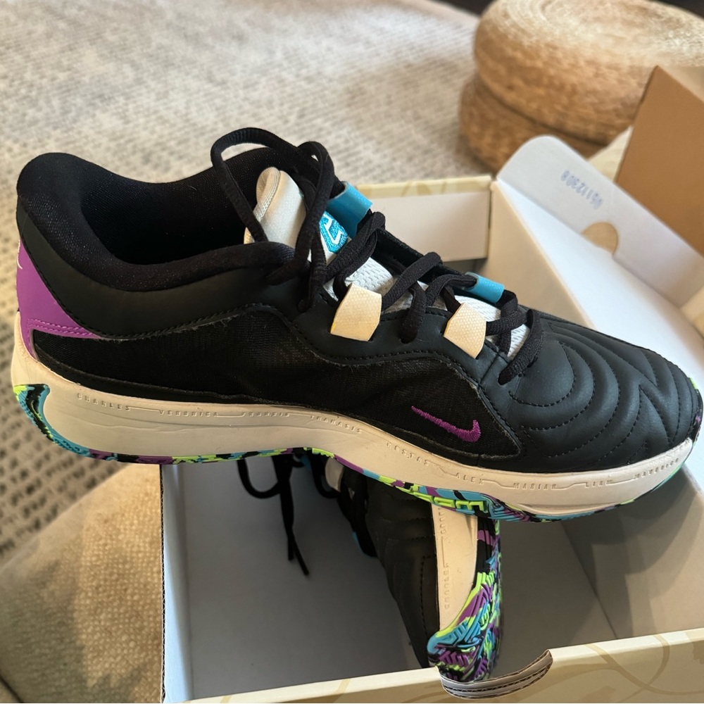 Freak 5 Nike basketball shoes. Size 8 - Picture 3 of 3